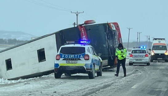 У Румунії через снігопад перекинувся автобус, є постраждалі