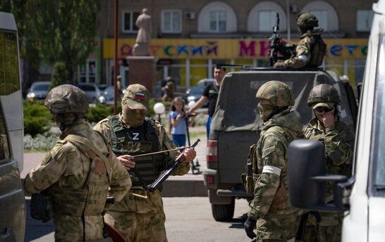Росіяни намагаються підкупити мешканців ТОТ, щоб вони прославляли окупантів