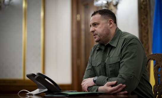 Єрмак поговорив із головою МЗС Угорщини, яка блокує рішення щодо України в ЄС