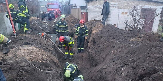 На Дніпропетровщині рятувальники дістали тіло людини, яку засипало ґрунтом