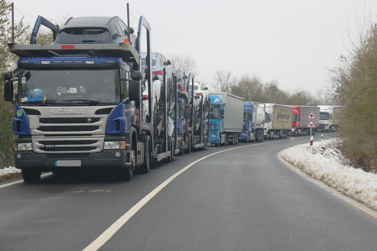 Блокада кордону: на в'їзд в Україну водії вантажівок очікують майже 10 днів