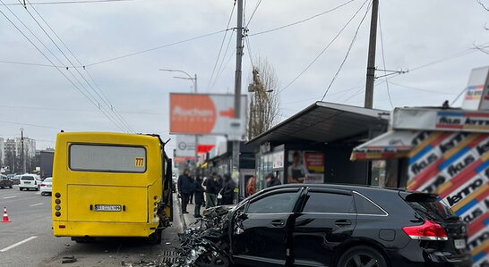 У Києві автомобіль влетів в легковик та автобус: загинув чоловік
