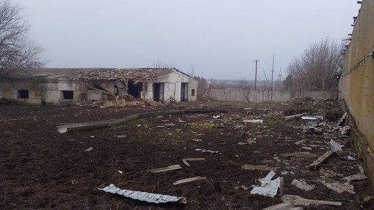 На Херсонщині окупанти обстрілами знищили ангар та пошкодили сільгосптехніку