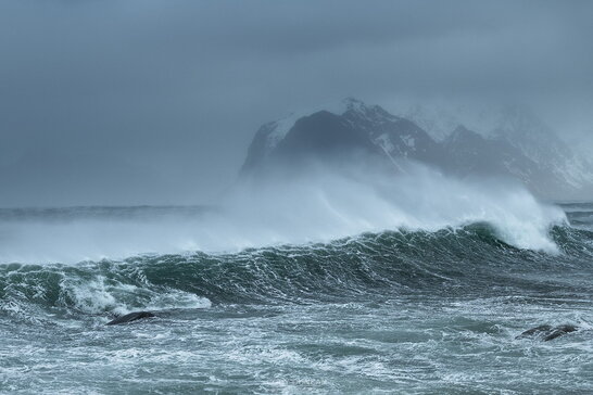 Найпотужніший за останні 30 років: у Норвегії лютує шторм "Інгунн"