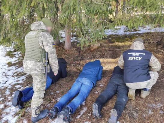 На Буковині прикордонники з пострілами затримали трьох чоловіків