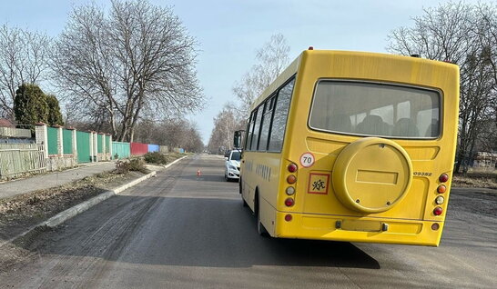 На Вінниччині дитина потрапила під колеса шкільного автобуса: її госпіталізували