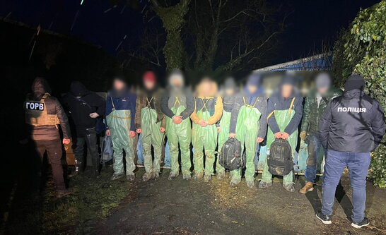 Костюми хімічного захисту та $1000 США в крипті: на Одещині прикордонники затримали групу ухилянтів