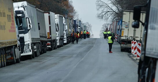 Поляки розпочали блокувати рух автобусів на кордоні з Україною