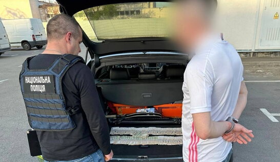 Правоохоронці затримали на хабарі посадовця Київської митниці