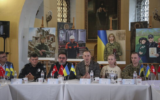 «Герої у мистецтві»: у Києві презентували проєкт про українців, які ризикуючи життям, продовжують працювати задля перемоги