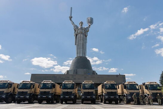 Німеччина передала 41 вантажівку прикордонникам на фронт