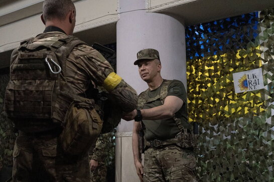 Сирський на Донеччині вручив нагороди бійцям бригади "Лють" (ВІДЕО)