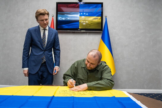 Міністр оборони України подякував Нідерландам і подарував Державний Прапор з підписом