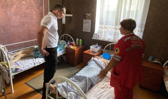 Синці на тілі, задуха та сморід: у Дніпрі виявлено порушення прав у приватному пансіонаті