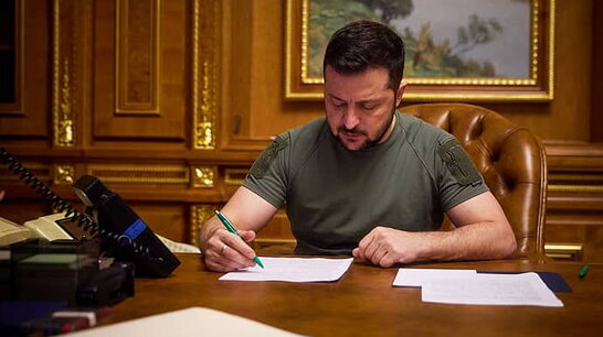Зеленський підписав закон про поновлення військових у званні