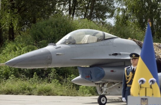 Матір загиблого пілота із позивним Juice сіла в F-16, на якому мріяв літати її син (ВІДЕО)