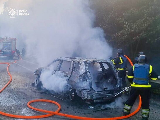 У Києві на Обухівську трасу впали уламки російського дрона