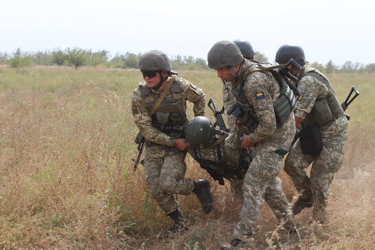 Нацгвардійці евакуювали пораненого бійця з повного оточення на Покровському напрямку