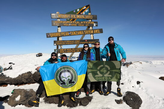 Українські військові після поранень і ампутацій  підкорили Кіліманджаро: прапор «Омеги» замайорів на найвищій горі Африки