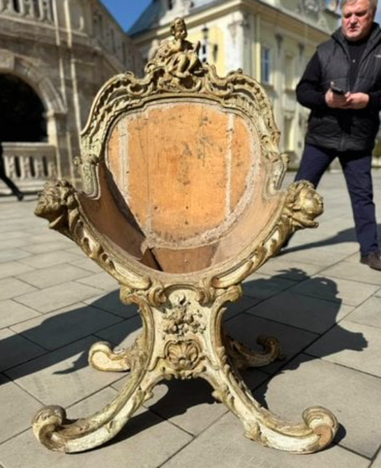 Військові повернули до Львова викрадене крісло митрополита Андрея Шептицького