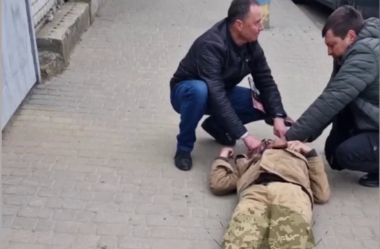 У Мостиськах хлопця з епілепсією, якого привезли до ТЦК, викинули за ворота після нападу