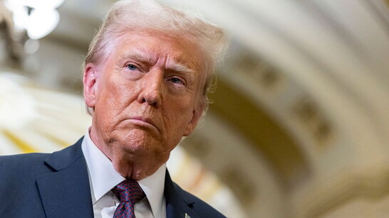 Трамп припустив можливість дій щодо Гренландії, але виключив військове втручання в Канаду