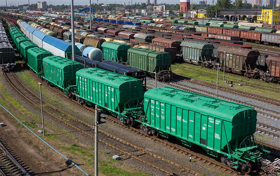 На Донеччині окупанти атакували вантажний поїзд: постраждав машиніст