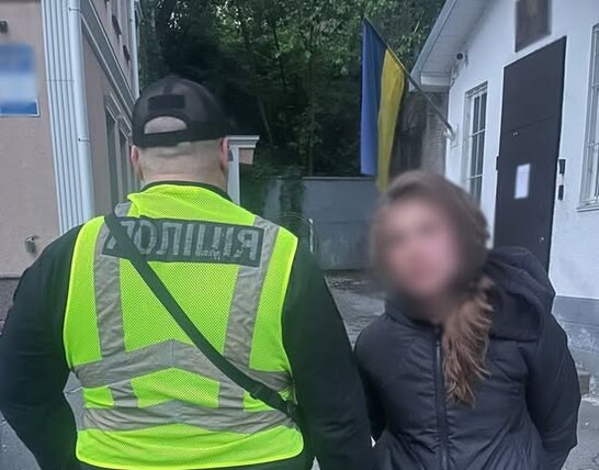 У Києві жінка пошкодила меморіал загиблим військовим на Майдані: поліція з’ясовує обставини