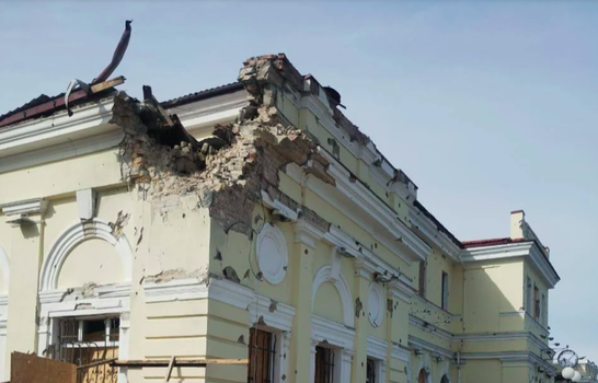 Окупанти завдали ударів по залізничній інфраструктурі в Херсоні: пошкоджений вокзал