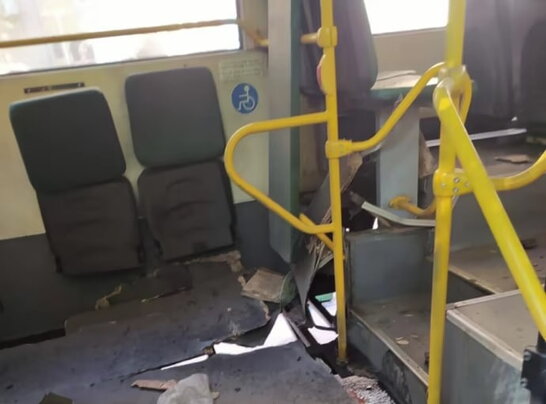 Окупанти обстріляли пасажирський автобус у Херсоні: п’ятеро поранених