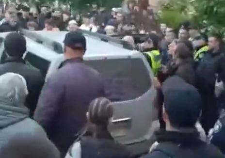 У Кам’янці-Подільському близько сотні людей заблокували авто ТЦК