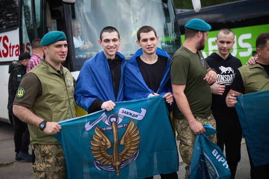 Другий етап обміну важкопоранених полонених: додому повернулися українські військові