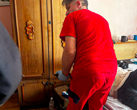На Львівщині рятувальники визволили чоловіка, який застряг між душовою кабіною і ванною