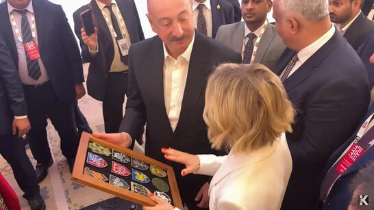 Українська журналістка подарувала Алієву шеврони ЗСУ