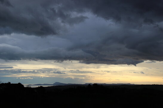 Погода в Україні на завтра: спекотно, подекуди дощитиме