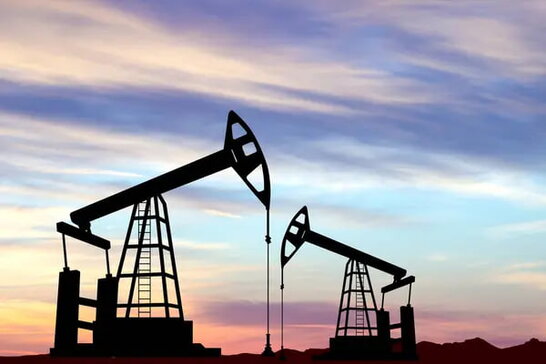 Ціни на нафту коливаються через тиск санкцій і ризик дефіциту