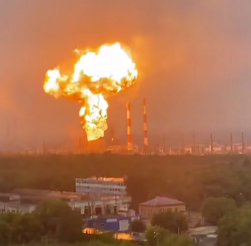 Масована атака дронів на Росію: вибухи, пожежі й зупинка аеропортів