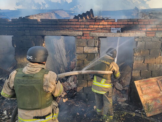 Ракетний удар по Дніпру: троє поранених, пошкоджене підприємство та авто