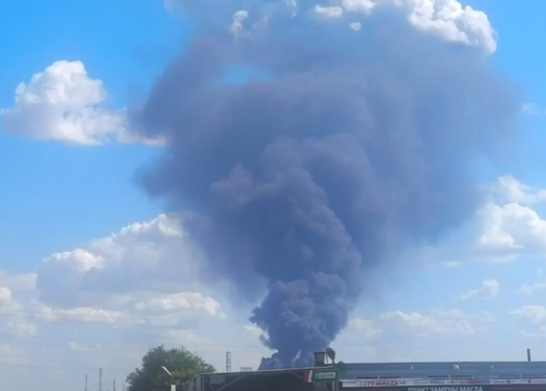 У Волгограді над нафтопереробним заводом здійнявся чорний дим, вводили обмеження в небі