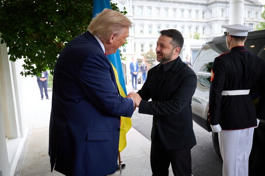 Зеленський подарував Трампу ключку для гольфу від українського бійця, який втратив ногу на війні