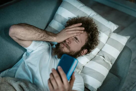 37% українців залишають смартфони зі сповіщеннями на ніч — опитування
