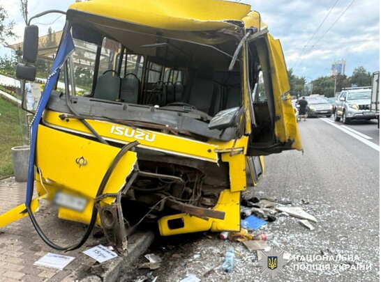У Києві маршрутка влетіла в автобус на зупинці: постраждали водій і пасажирка