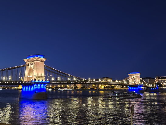 У партії Орбана розкритикували підсвітку мосту в Будапешті синьо-жовтими кольорами