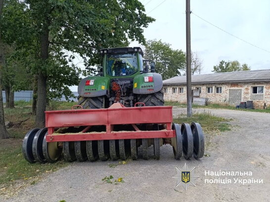 На Вінниччині п’яний тракторист наїхав на двох людей: вони загинули