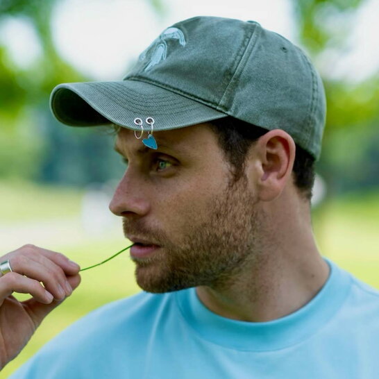 Актор Артур Логай після втрати пальця показав перший протез