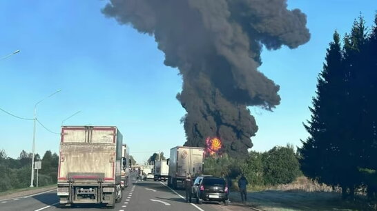 У Росії зійшли з рейок 18 вагонів з бензином і спалахнули після зіткнення з вантажівкою