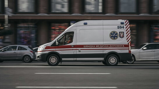 У Херсоні ворог атакував «швидку» з дрона: є поранений