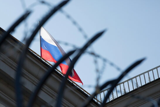 У Бухаресті чоловік намагався протаранити ворота посольства РФ
