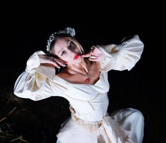 Солістка Vivienne Mort посперечалася з таксистом через російську пісню