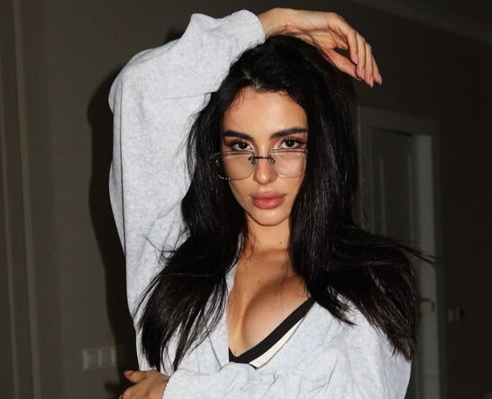 Співачка Анна Трінчер потрапила у скандал через книгу російською мовою